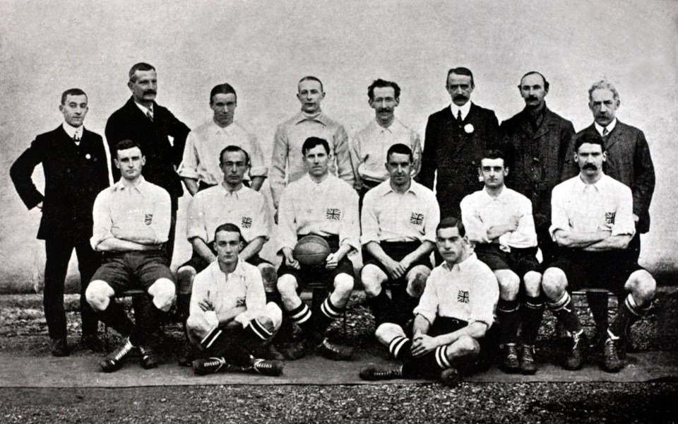  The England team from 1908, with referee John Lewis at the far right of the back row