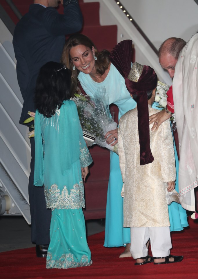  Kate was given flowers by local children in traditional dress