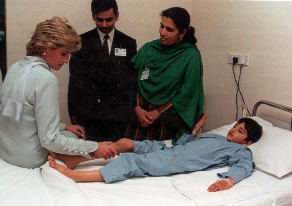  The Princess Of Wales with a young patient at a cancer Hospital In Lahore, Pakistan