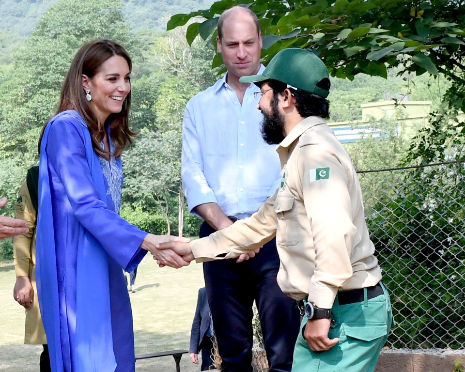  Kate shakes hands with a ranger