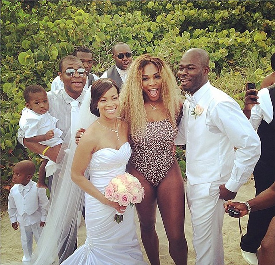  The bride and groom got an extra special present when Serena appeared from nowhere to pose for their wedding pics