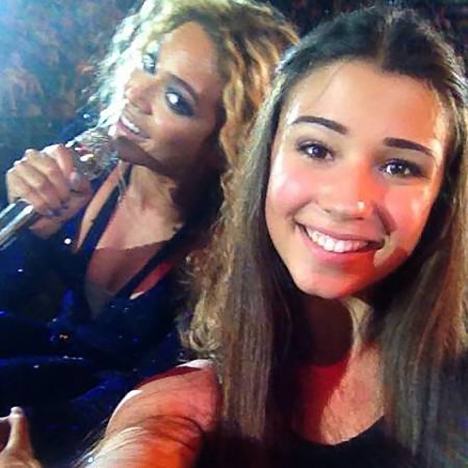  A Beyonce fan managed to keep their cool after the singer appeared behind her in an unexpected photobomb