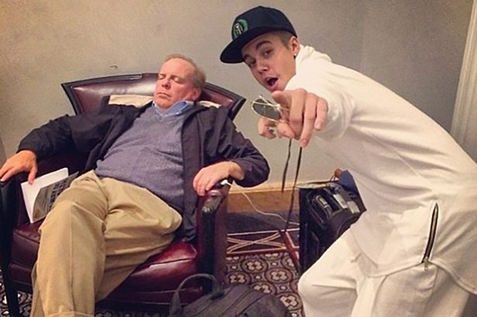  Justin couldn't turn down the opportunity to photobomb an innocent man who fell asleep on a chair