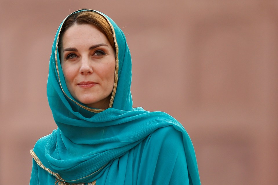  Kate looked beautiful in a teal shalwar kameez by Maheen Khan and a headscarf at the Badshahi Mosque