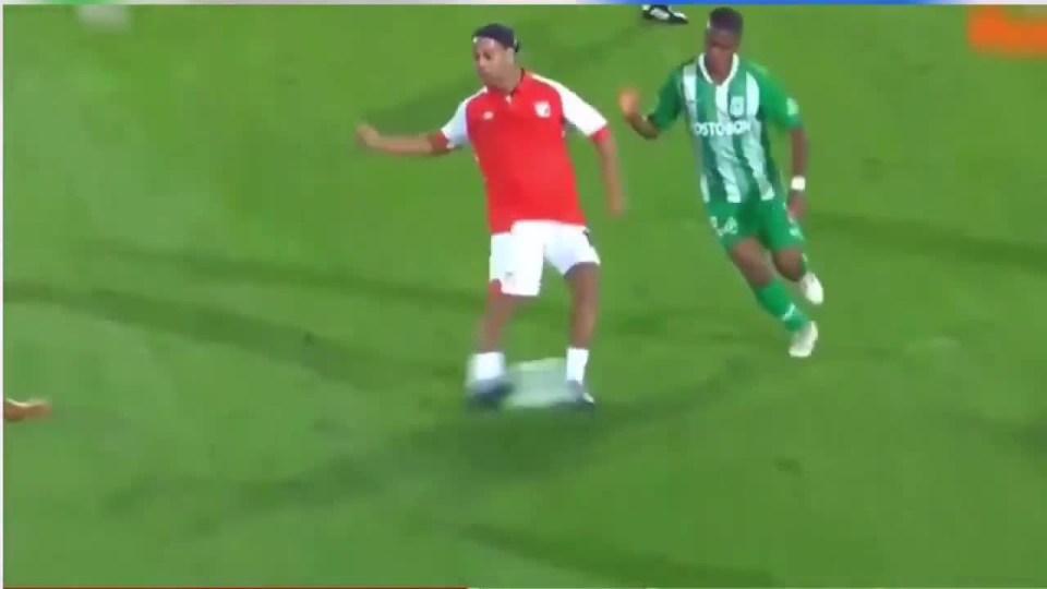 Ronaldinho pulled off a stunning no-look pass to bamboozle the opposition