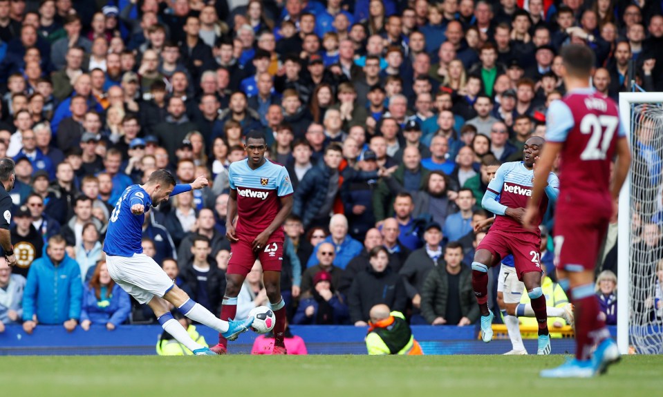  Gylfi Sigurdsson swept home a stunning second to wrap up the points