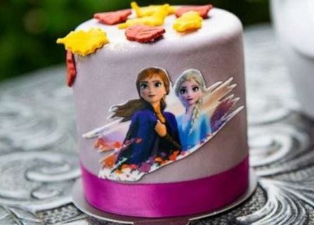  There's even a cake featuring Anna and Elsa