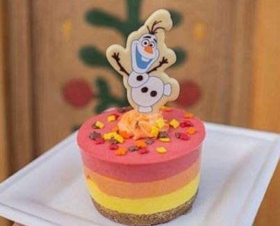  Oh, hello, Olaf's back - this time on a layered cake