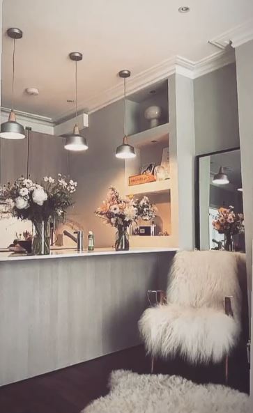  The kitchen features a fluffy white chair to match the flowers