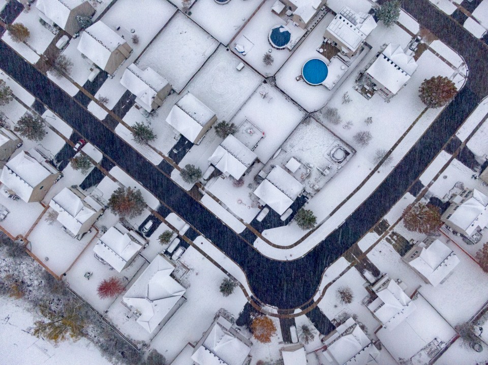  Drone photo shows snow-pummelled neighbourhood on Halloween in Round Lake Heights, Illinois