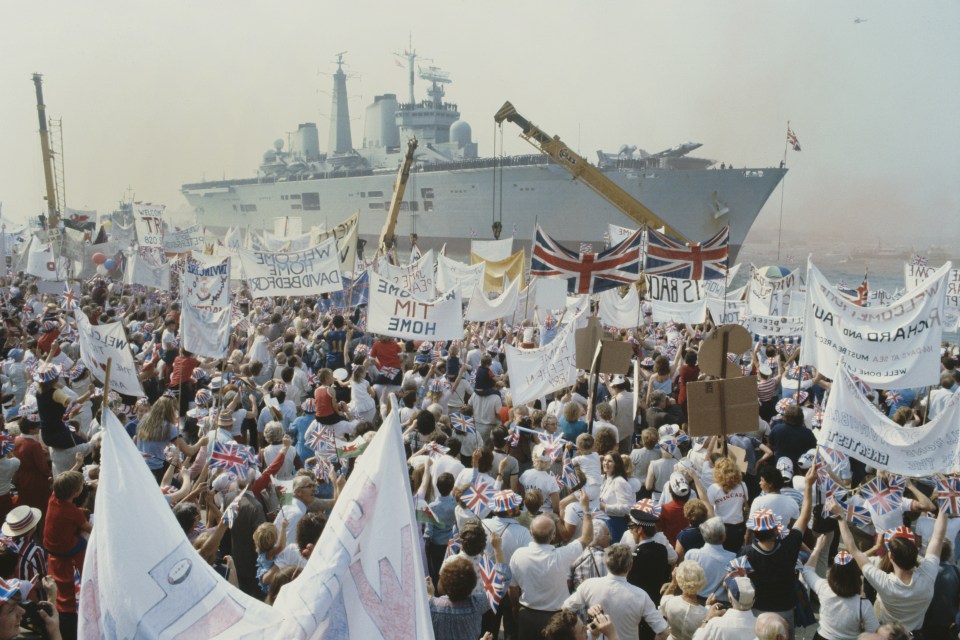  HMS Invincible returns to Portsmouth after the Falklands War in 1982