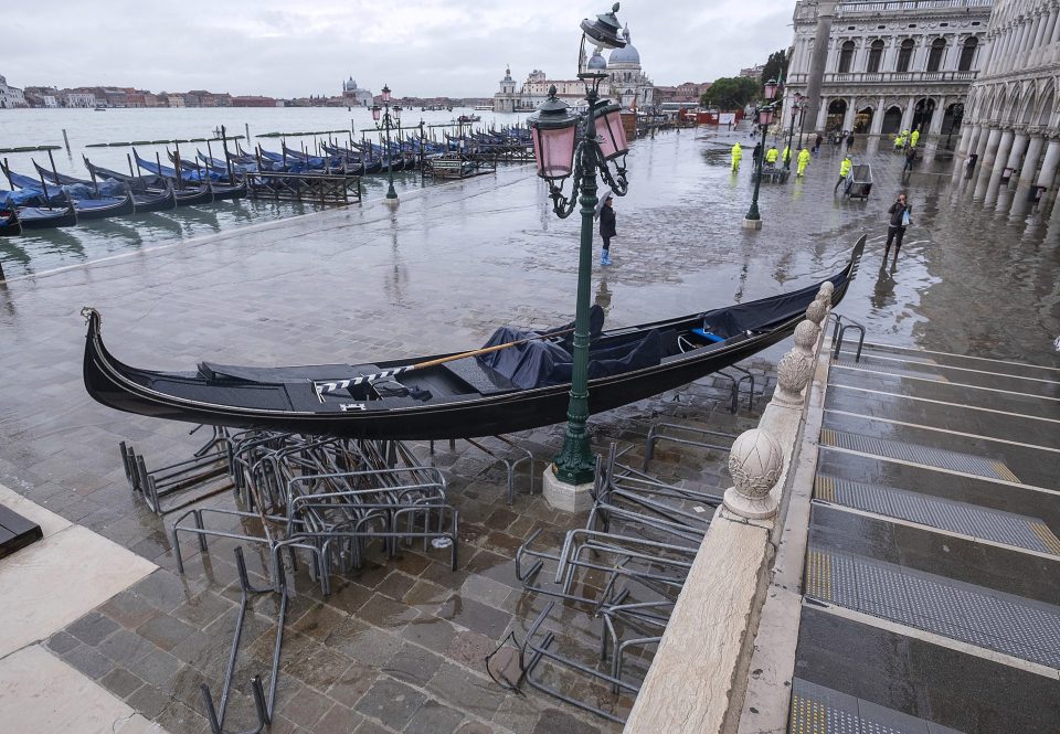  The city's iconic gondolas were left abandoned on pavements