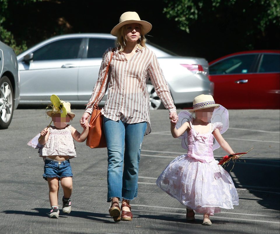  Kristen Bell with daughters Lincoln, six, and Delta, four, who are Frozen fans