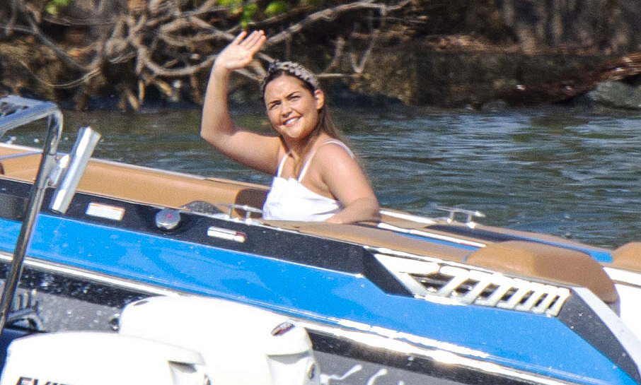  Jacqueline Jossa waved from her speedboat