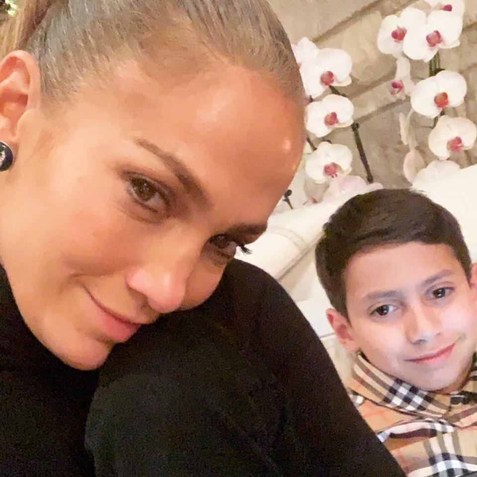  Despite being busy, the star had a chance to take a quick selfie with her son