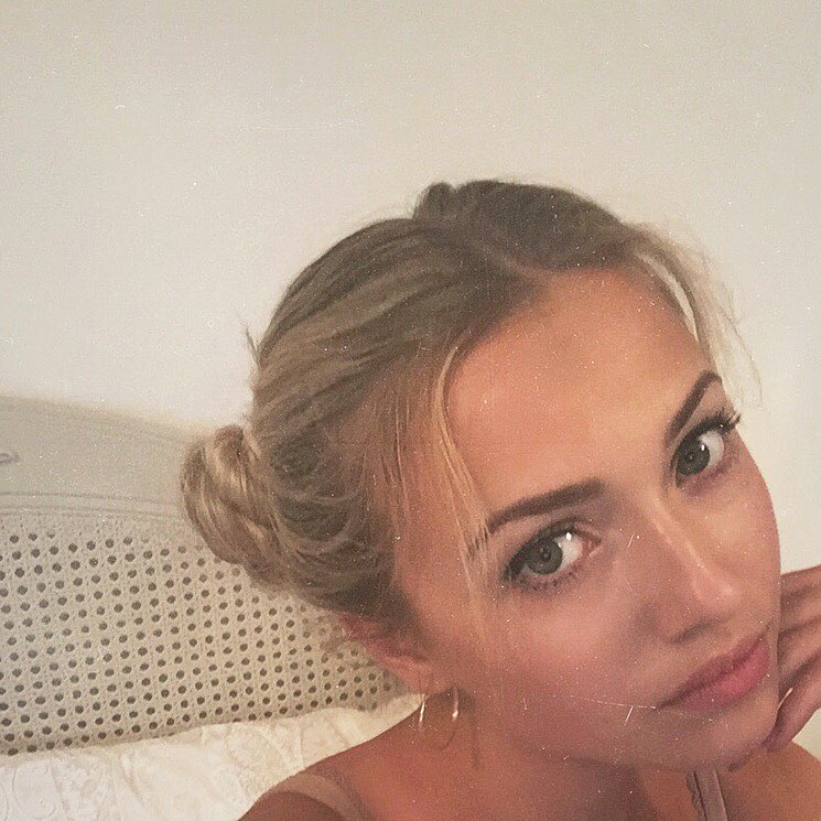  Tilly Keeper looks picture perfect in a bedroom selfie