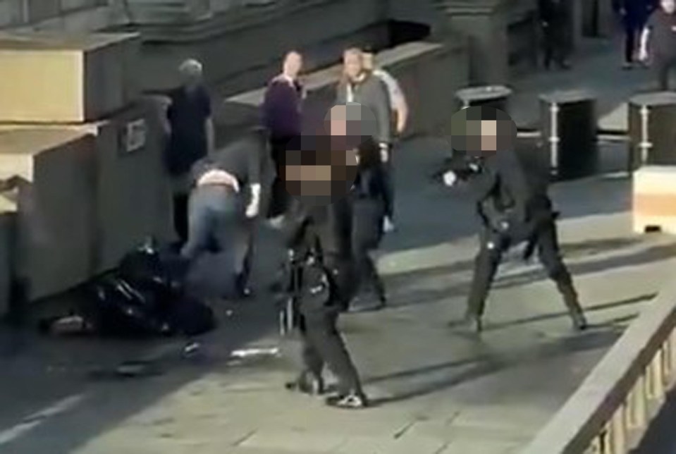  Armed police surrounded the suspect on London Bridge