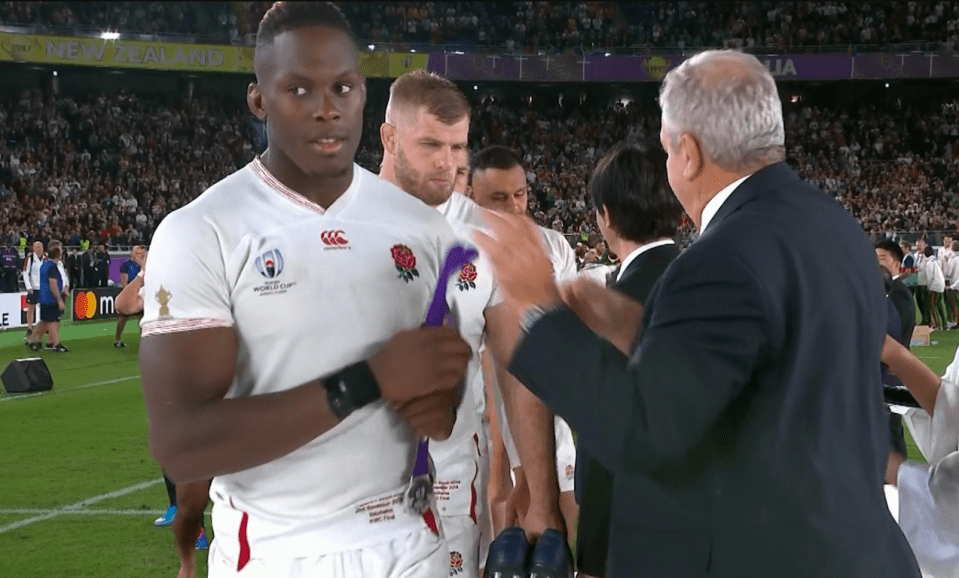  Maro Itoje received to put the medal over his head