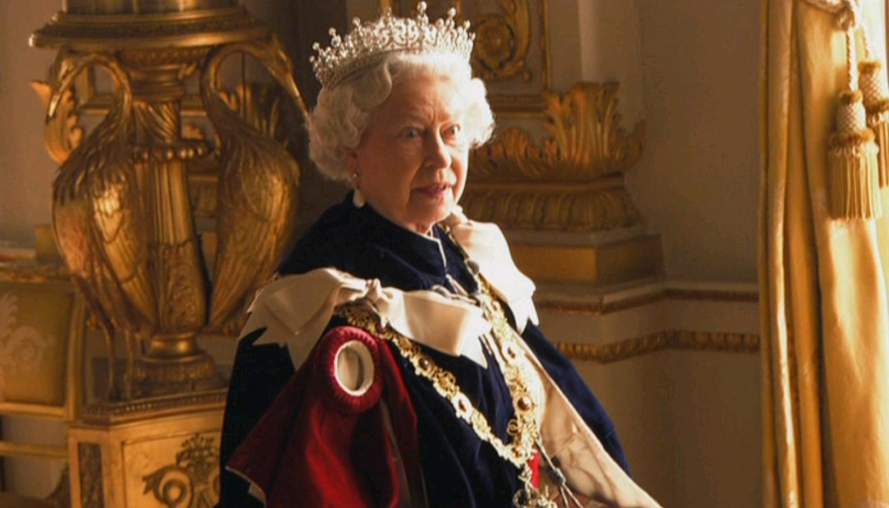 The Queen was asked to remove her crown by photographer Annie Leibovitz back in 2007