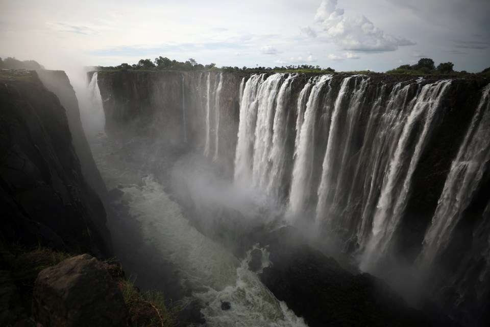  The same view in January shows a thundering cascade of a thousand tons a second