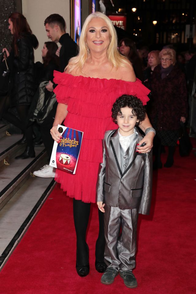  Vanessa took her adorable grandson to see Goldilocks on Thursday night and showed off her slim legs slender figure