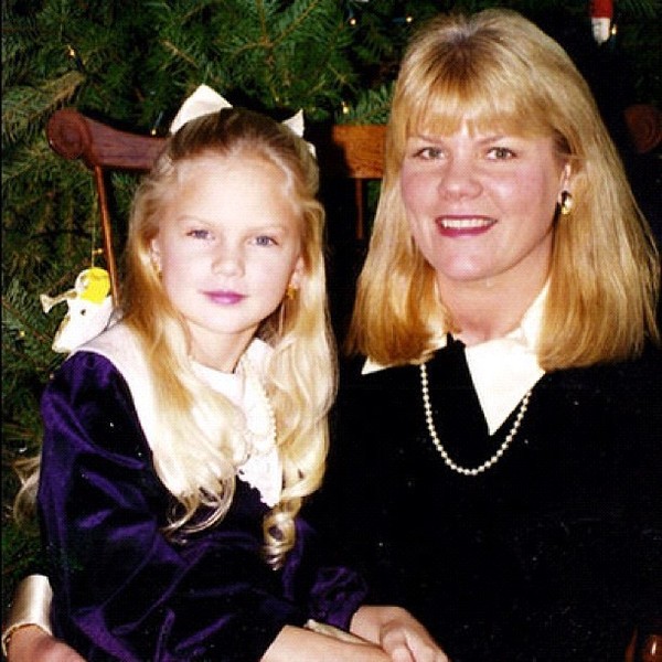  Matching outfits in front of the Christmas tree... what could be cuter?