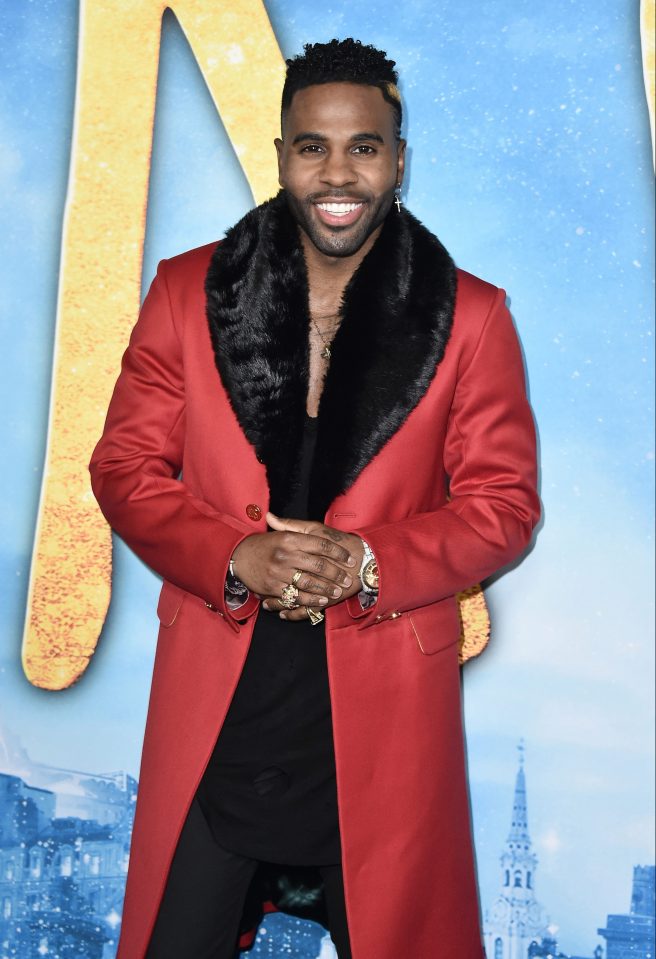  Jason Derulo flashed a smile at the cameras during the premiere