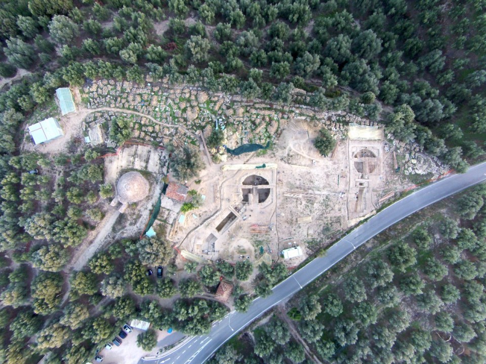  The newly discovered tombs can be seen here in the middle and on the right, the tomb to the left is called Tholus IV and it still has an intact dome