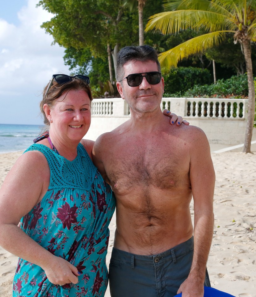  Simon posed up with a fan on the beach