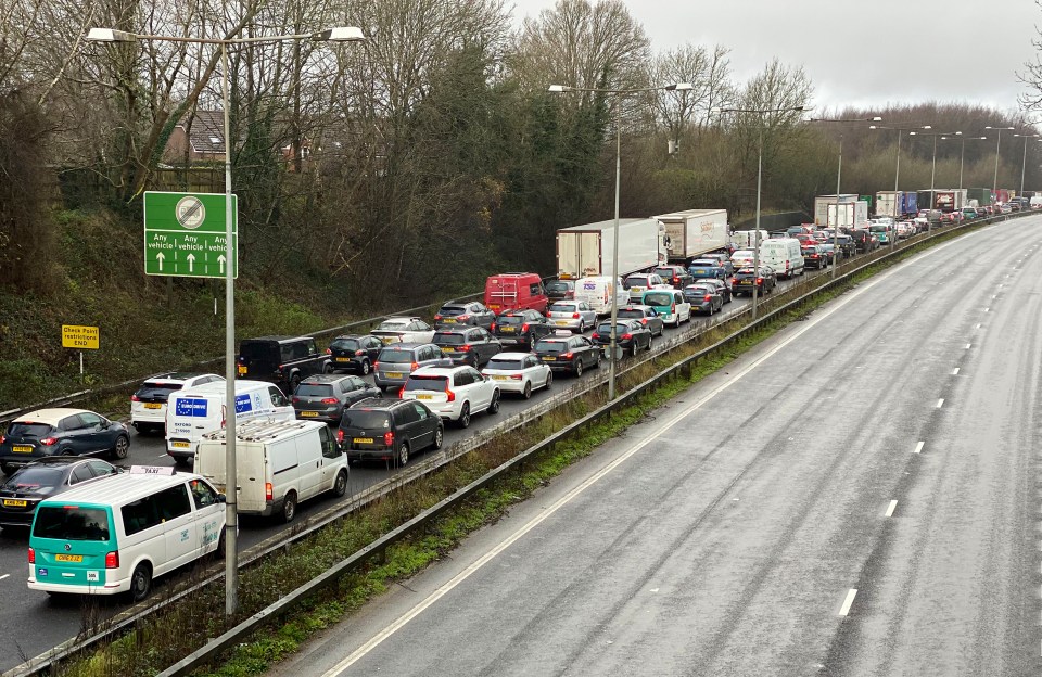  Traffic builds on the M25 in Sussex as flooding causes chaos