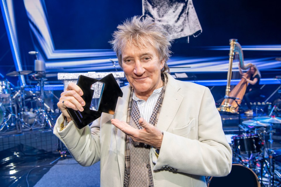  Rod Stewart has grabbed the No1 album top spot with his November release of 'You're In My Heart'