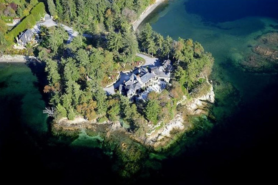  Prince Harry and Meghan Markle spent their first Christmas with baby Archie in this lakeside mansion in Canada