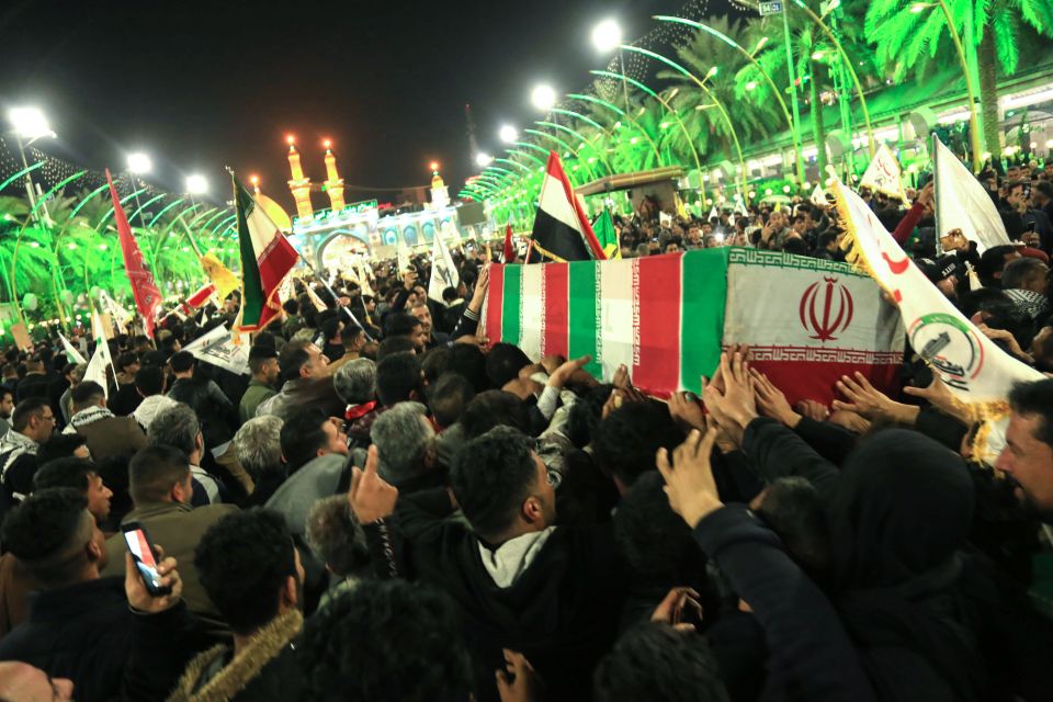  Iraqis carry coffins during the funeral procession of Iraq's paramilitary chief Abu Mahdi al-Muhandis and Iranian commander Qasem Soleimani