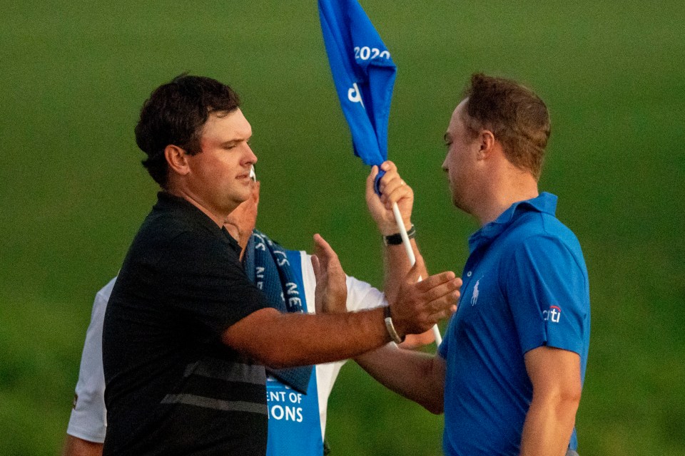  Reed congratulates Justin Thomas after his compatriot sealed the victory and £1m prize money