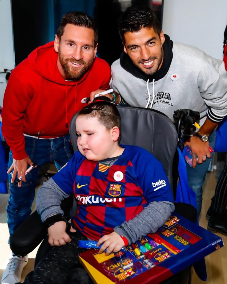  Messi and Suarez pose with one fan