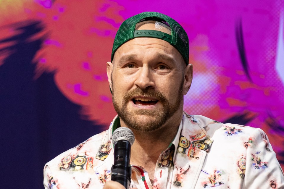  Tyson Fury urged Conor McGregor to make a return to boxing