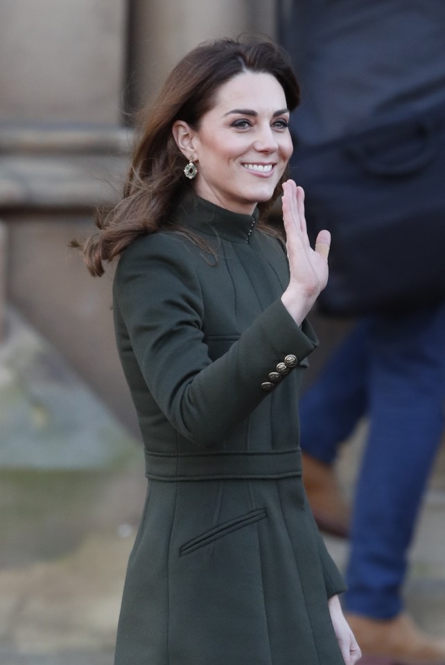  Kate Middleton smiles and waves crowds cheer her arrival