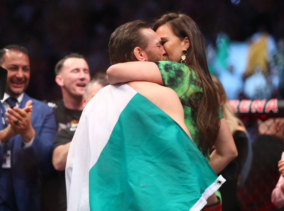  Dee Devlin kissed the Irish superstar in the Octagon after his impressive victory