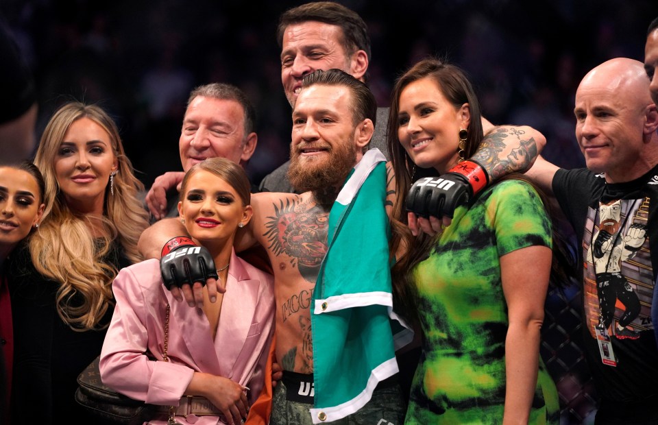  Conor McGregor posed for pictures with his family after the fight