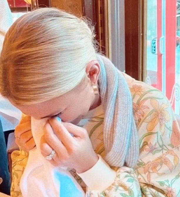  Sam Faiers posted a picture of her sister Billie crying into a tissue