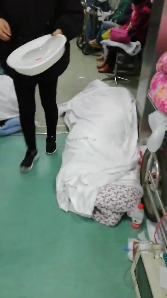 This footage allegedly shows a dead body underneath a white sheet in hospital in Wuhan, China