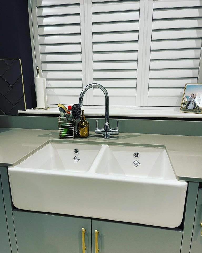  The kitchen sink looks perfect contrasted against the silver work tops