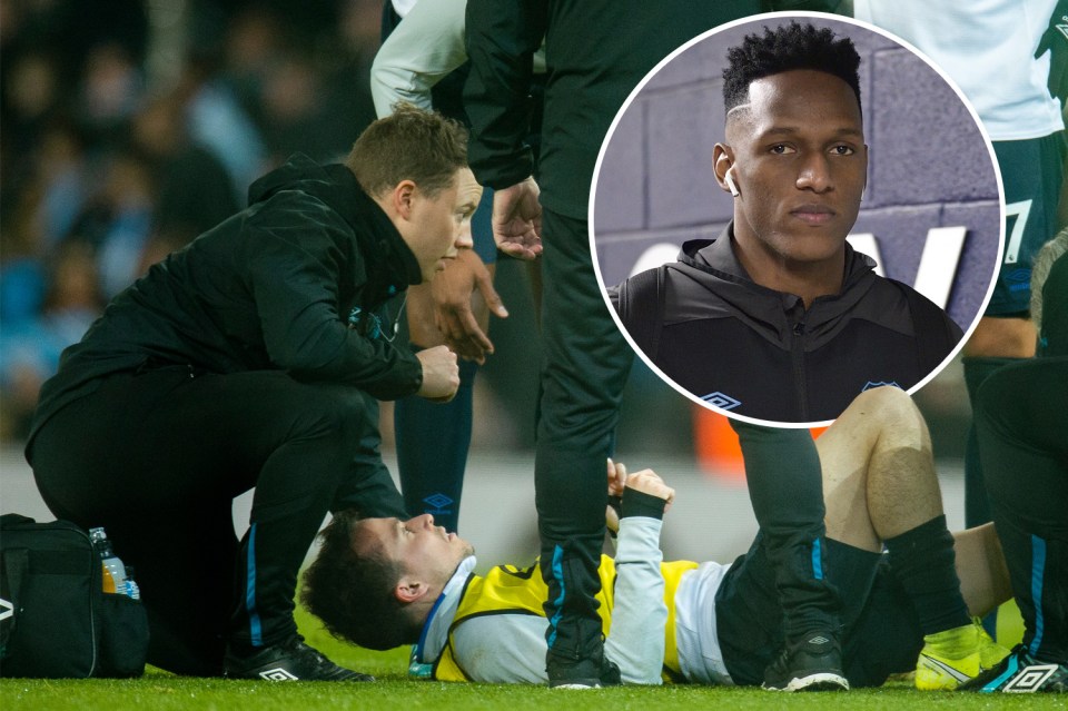  Bernard was KO'd from the Everton line-up by his own team-mate, Yerry Mina