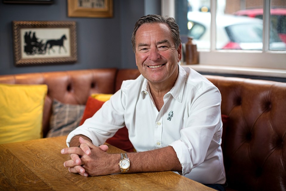  Jeff Stelling is joining the fight to save Worksop Town