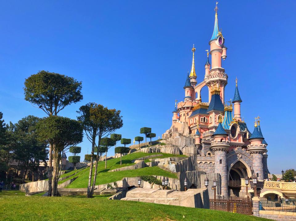  Disneyland Paris features many attractions