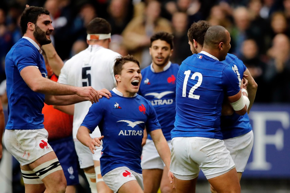  France celebrate their opening try against England