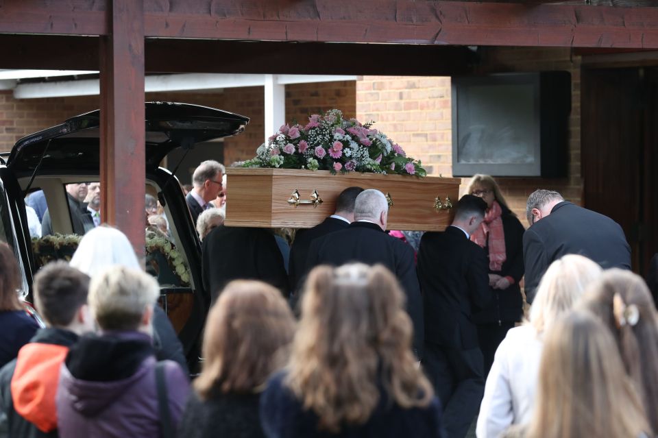  Her funeral was so full of people grieving, a hundred people watched from outside