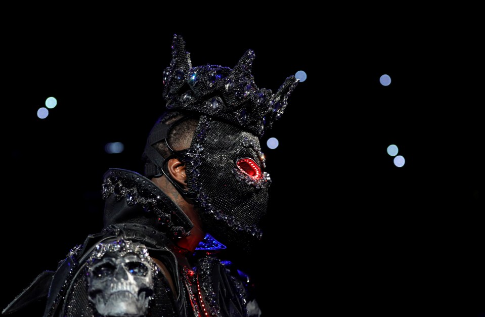  Deontay Wilder wore a mask complete with glowing red eyes for his ring walk