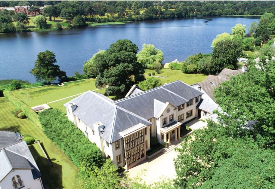  The ex-Liverpool ace rented this mansion in Mere, Cheshire, for £18,500-a-month