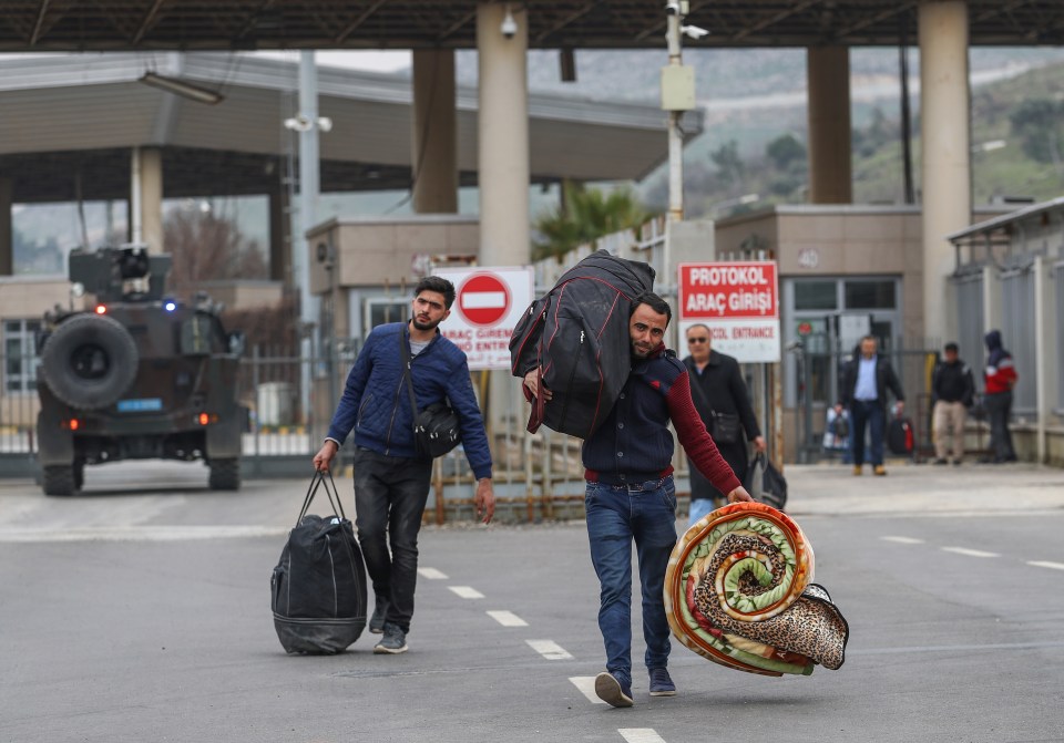  Refugees fleeing the fighting in northern Syria cross into Turkey today